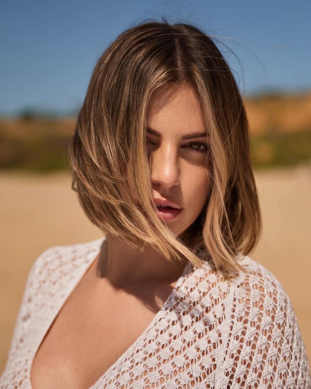 Chica jóven con media melena rubia