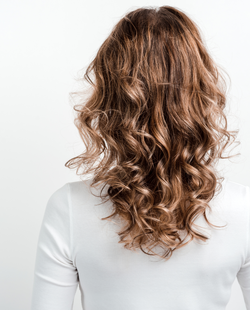 Vista trasera de melena rizada